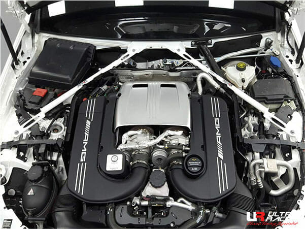 Barra de Torretas Delantera Superior (3416P) Ultra Racing para Mercedes C205/C250/C300 2.0T 15-21/S205 C63 S 4.0TT 14-21 2WD