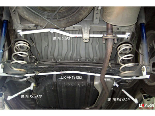 Barra Inferior Trasera (463) Ultra Racing para Toyota Alphard (AH10) 2.4 2WD 02-08