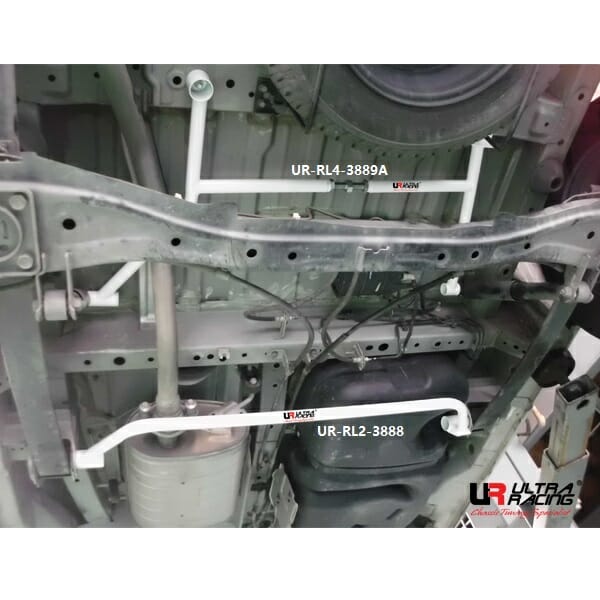 Barra Inferior Trasera Ultra Racing (3889A) para Nissan NV200 (M20) 1.6 2WD 09+