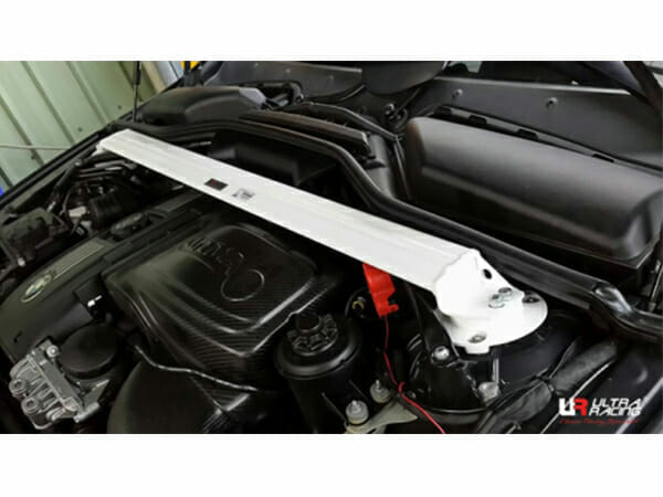 Barra de Torretas Superior Delantera Ultra Racing 3002 para BMW 5 E60 (535i) 3.5TT 07-10