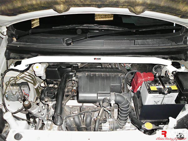 Barra de Torretas Delantera Superior (3227) Ultra Racing para Mitsubishi Mirage 1.6 2WD HB 95-03
