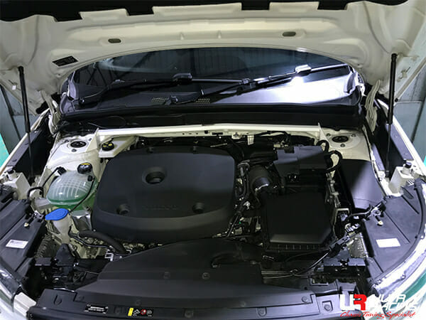 Barra de Torretas Superior Delantera Ultra Racing Volvo XC40 2.0T 4WD 18+ (4162)