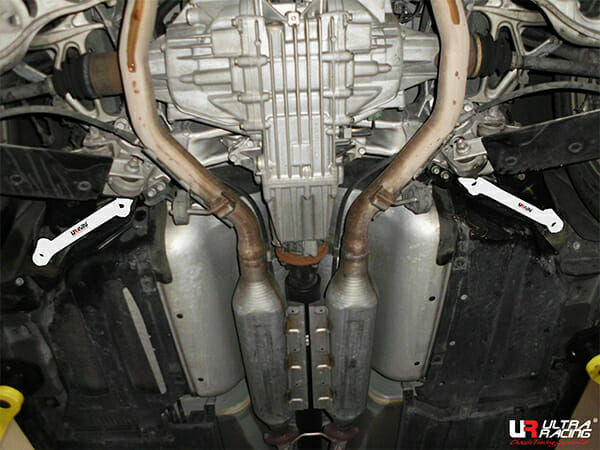Barra Inferior Trasera Ultra Racing (2417P) Acura RL/Honda Legend 3.5 05-12 4WD