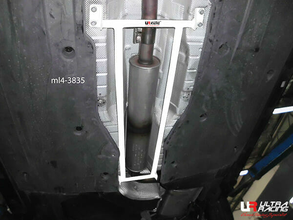 Barra Refuerzo Inferior Central Ultra Racing VW Passat B8 1.8/2.0 TSI 2WD 15-22