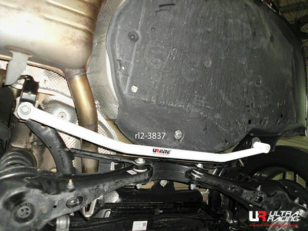 Barra Inferior Trasera Ultra Racing (3837) para Volkswagen Passat B8 (TYP 3G) 1.8 TSI 2WD 15-22